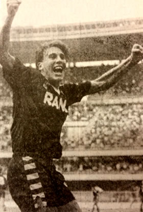 Paolo Piubelli esultante sotto la Sud in occasione della partita vittoriosa contro
  il Bari del 22 settembre 1991