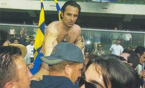 Prandelli portato in trionfo dai tifosi
