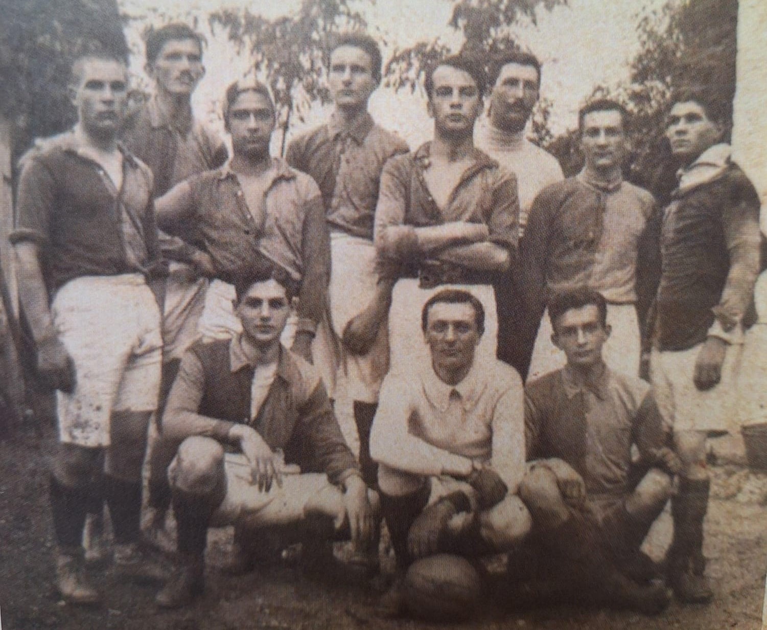 Una formazione dell'Hellas con maglia gialla e blu, antecedente il 1910