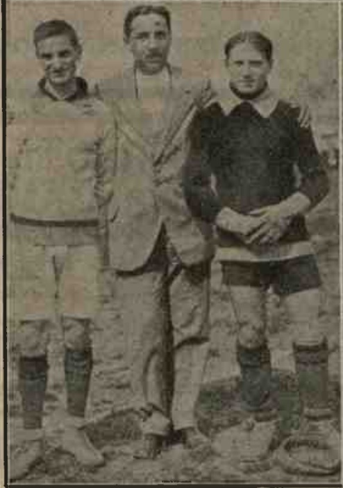 Pellegrini con arbitro e portiere avversario