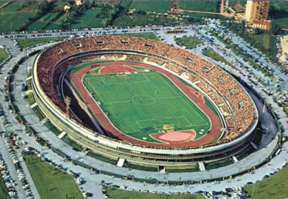 Il Bentegodi gremito pochi anni dopo l'inaugurazione in una partita di cartello contro l'Inter. Da notare la curiosa disposizione delle autovetture parcheggiate.