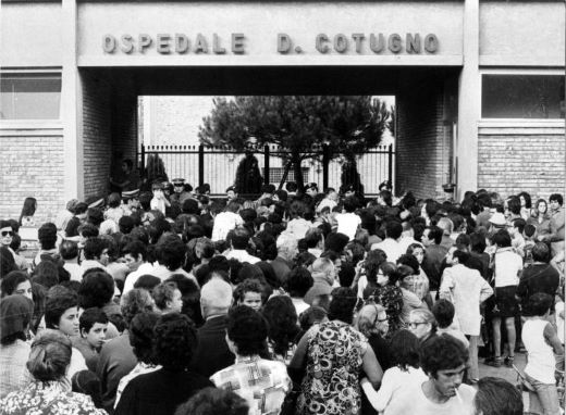 Persone in attesa di essere vaccinate davanti al portone dell'Ospedale Cotugno di Napoli