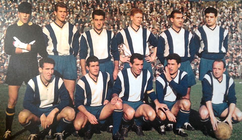 La formazione del Verona prima della gara con la Fiorentina del 17/11/1957