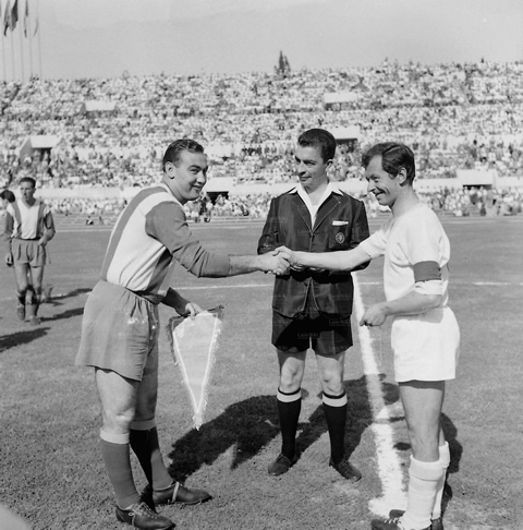 Stefanini allo scambio dei gagliardetti prima di Lazio-Verona del 25/5/1958