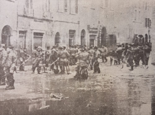 Un gruppo di soldati durante i lavori di ripulitura nelle vicinanze di Santa Croce